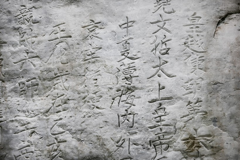 Trải qua gần 7 thế kỷ, những nét chữ khắc trên vách đá vẫn còn sắc nét, rõ ràng.
