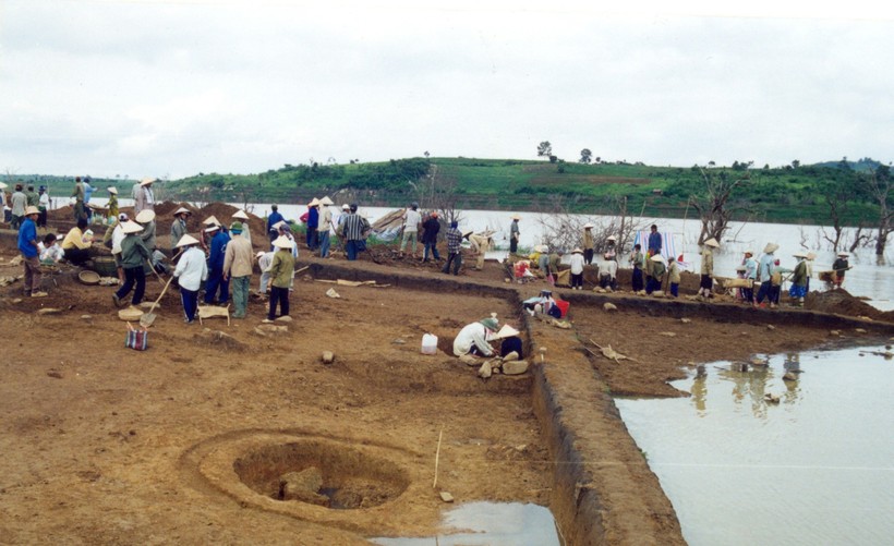 Hàng trăm nhân công góp sức khai quật 'Di chỉ khảo cổ Lung Leng' năm 2001. Ảnh: TL.