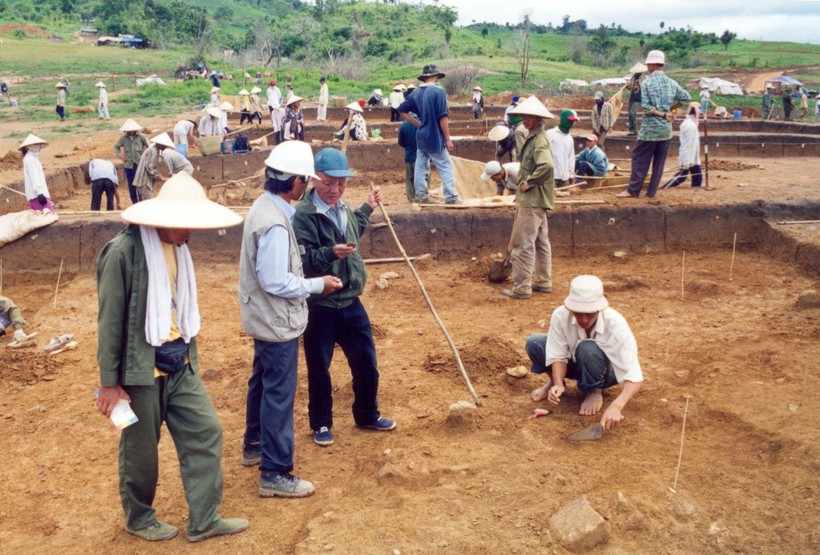 Nhiều nhà khảo cổ học tìm đến nghiên cứu về vùng đất Lung Leng năm 2001. Ảnh: TL.