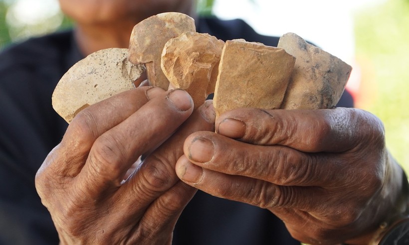 Ở làng Lung Leng mỗi gia đình đều gìn giữ một số cổ vật bằng đá để nhớ về ông cha của hàng nghìn năm trước.
