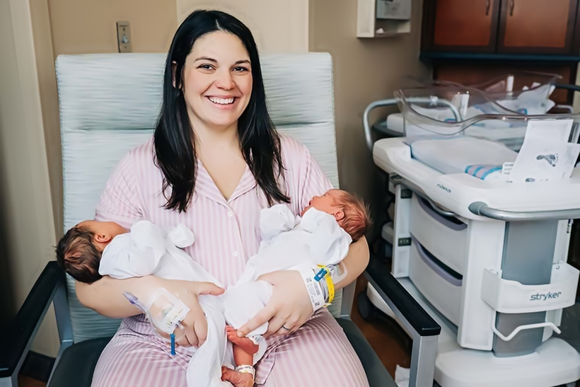 Kelsey Hatcher và hai đứa trẻ ra đời từ hai tử cung riêng biệt.