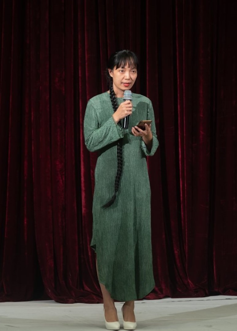 Đạo diễn, nhà sản xuất Nguyễn Hoàng Điệp giới thiệu vở kịch 'Hồn Trương Ba, da hàng thịt' phiên bản 2024 trước giờ mở màn. Ảnh: Đỗ Hoàng Hải Anh.