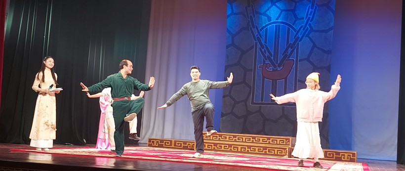 NSƯT Trần Long hướng dẫn khán giả trải nghiệm với vũ đạo của nghệ thuật tuồng.