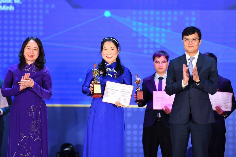 TS Hà Thị Thanh Hương (giữa) nhận giải thưởng Quả cầu vàng năm 2023, tháng 10/2023. Ảnh: HCMUI