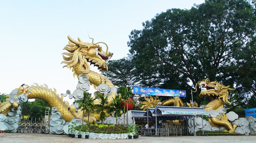 Tượng rồng vàng tại cổng chính Khu du lịch Bửu Long.