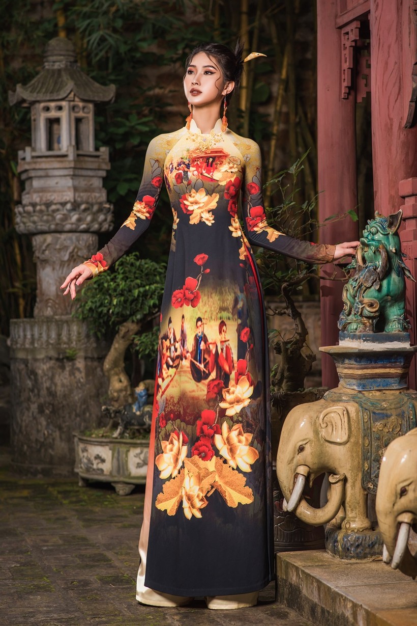 Di sản văn hóa phi vật thể 'đờn ca tài tử' được khắc họa trên một mẫu áo dài của nhà thiết kế Đỗ Trịnh Hoài Nam.