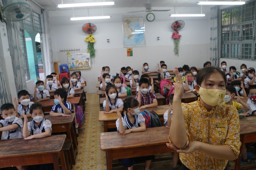 Giáo viên Trường Tiểu học Bông Sao (Quận 8, TPHCM) trong giờ dạy. Ảnh: Mạnh Tùng