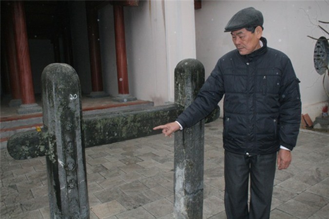 Hai trụ đá khắc chữ Hán - nơi xưa kia Trạng nguyên Trịnh Tuệ dạy học.