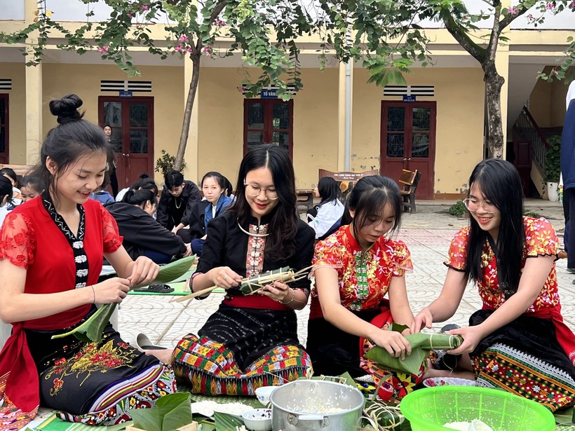 Học sinh Trường THPT DTNT tỉnh Nghệ An gói bánh chưng, bánh tét đón Tết sớm tại trường. Ảnh: NTCC