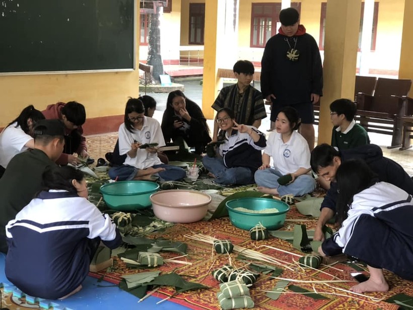 Học sinh Trường THPT DTNT tỉnh Thanh Hóa gói bánh chưng. Ảnh: NTCC