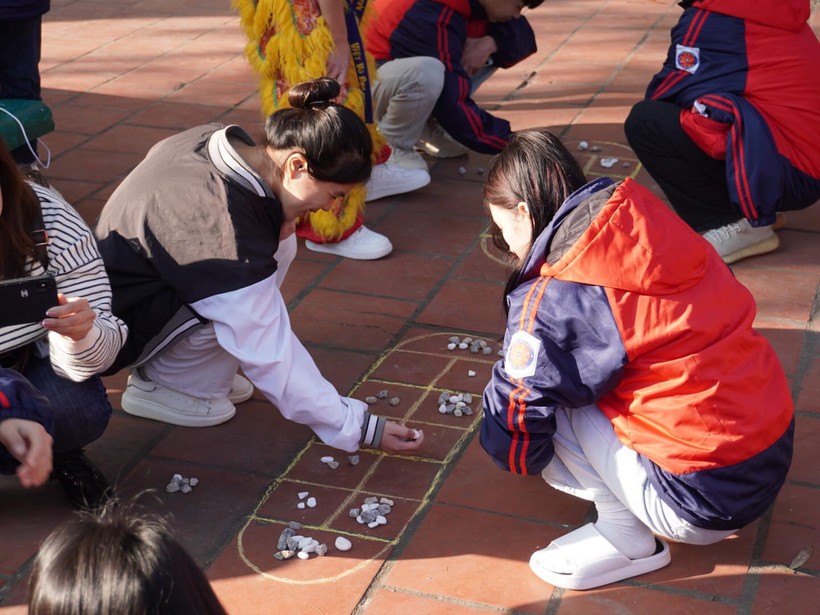 Học sinh Trường DTNT tỉnh Lạng Sơn chơi trò chơi ô ăn quan trong ngày 'Tết đoàn viên – Xuân hạnh phúc' năm 2023. Ảnh: NTCC