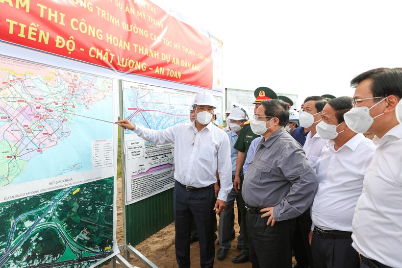 Thủ tướng kiểm tra, đôn đốc các dự án giao thông trọng điểm tại Đồng bằng sông Cửu Long.