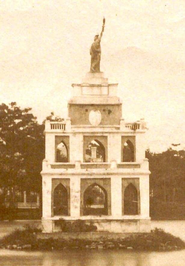 Tượng 'Nữ thần tự do' đặt trên Tháp Rùa sau hội đấu xảo đầu tiên tại Hà Nội diễn ra năm 1887.