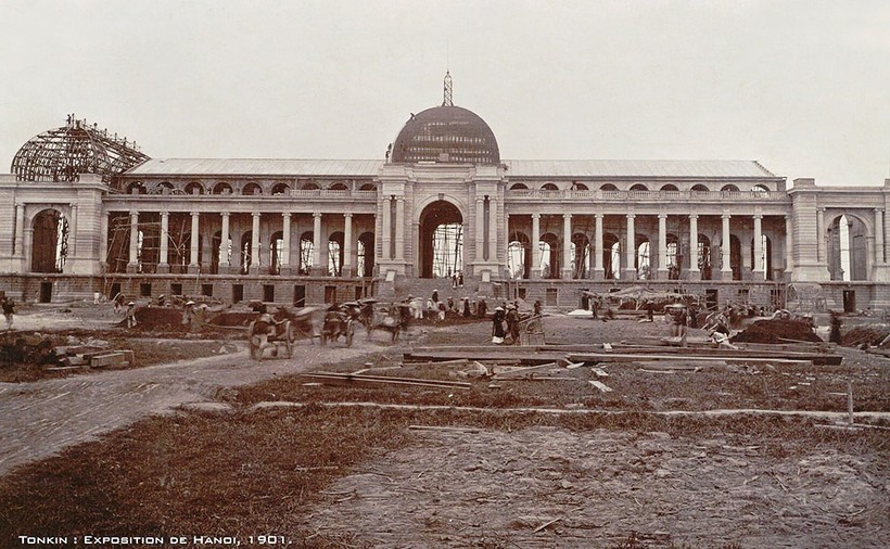 Cảnh thi công tòa nhà trung tâm năm 1901 (nay là Cung Văn hóa Hữu nghị Hà Nội trên phố Trần Hưng Đạo).