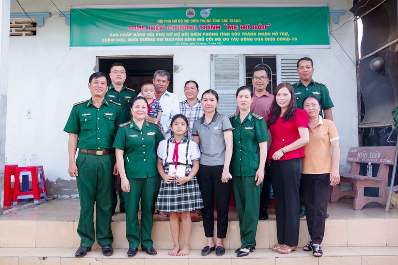 Hội Phụ nữ Bộ đội Biên phòng Sóc Trăng tổ chức Chương trình 'Mẹ đỡ đầu', hỗ trợ, chăm sóc em Nguyễn Đình. Ảnh: BP