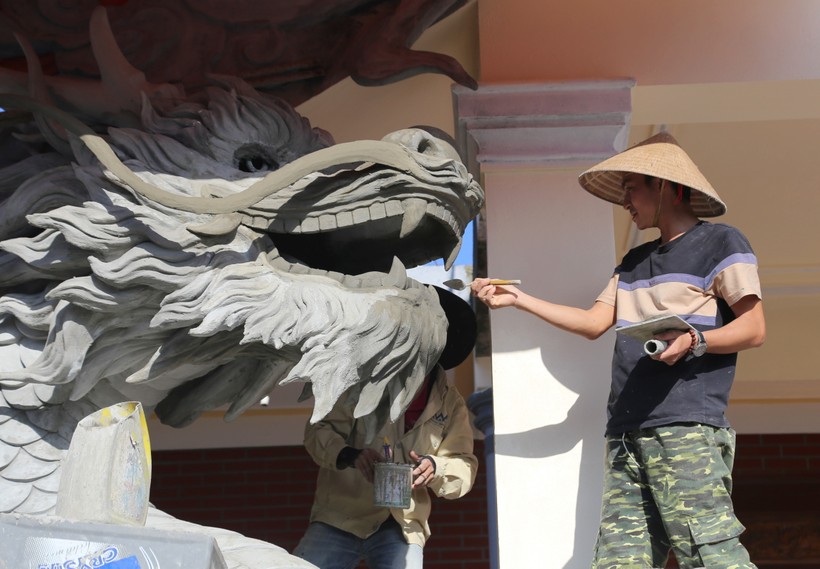 Thợ điêu khắc Đinh Văn Tâm hoàn thiện đôi rồng chùa Vân An, TP Đông Hà.