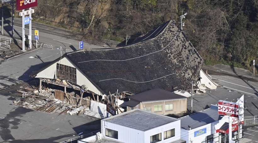 Động đất phá huỷ nhiều ngôi nhà, đường sá tại Nhật Bản.
