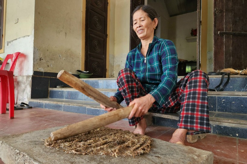 Bà Trương Thị Hải giã cây niệt để làm bột giấy dó.