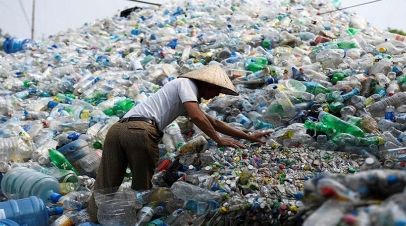 Rác thải nhựa là nguyên liệu để tạo ra viên nén nhiên liệu của nhóm học sinh Kiên Giang.