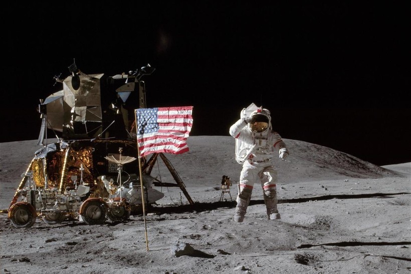 Dự án Apollo, Mỹ, đưa phi hành gia đặt chân lên Mặt trăng.
