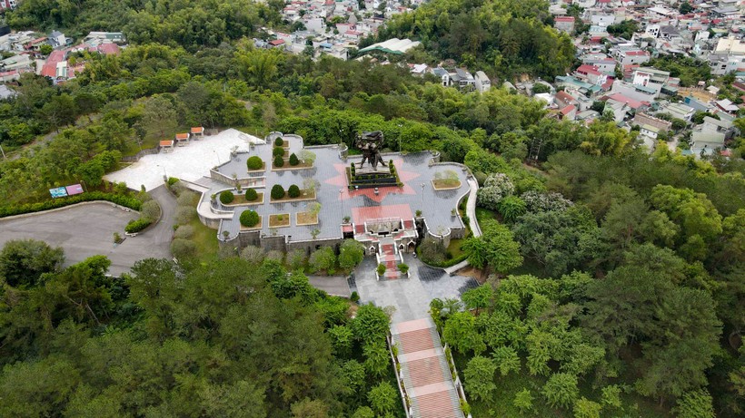 Tượng đài Chiến thắng Điện Biên Phủ nhìn từ trên cao.