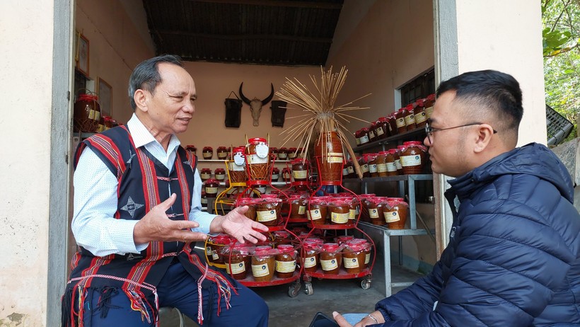 Ông Lê Văn Nghĩa - Bí thư Chi bộ kiêm Trưởng thôn Phú Túc (xã Hòa Phú, huyện Hòa Vang) trò chuyện với phóng viên.