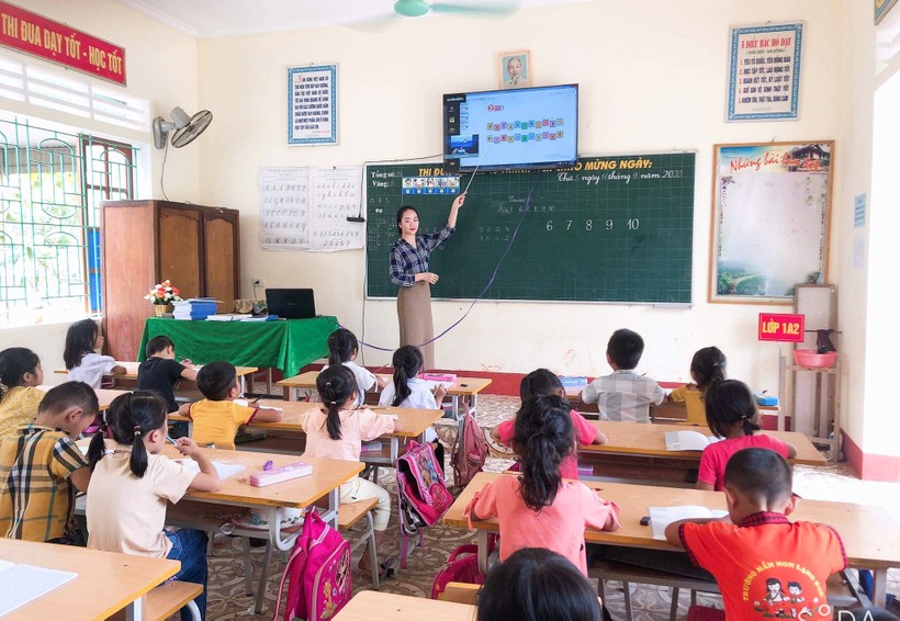 Giờ học của cô trò Trường Tiểu học Lạng Khê, huyện Con Cuông, Nghệ An. Ảnh: Ngọc Sơn