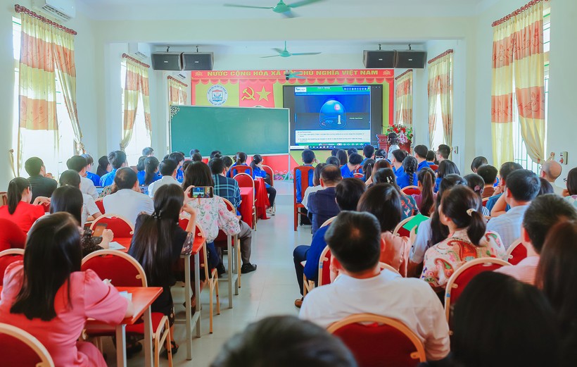 Sinh hoạt chuyên môn cấp cụm trường và dạy tiết học thể nghiệm tại Trường THPT Diễn Châu 3, Nghệ An. Ảnh: NTCC
