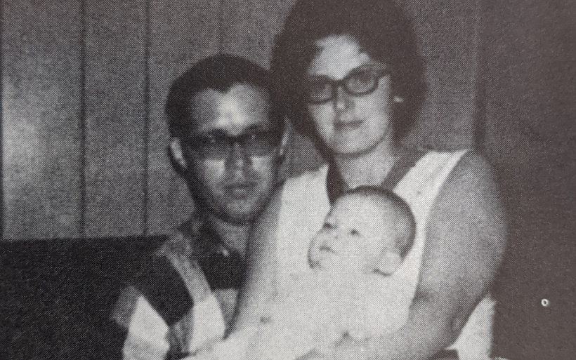 Vợ chồng Hoyt chụp cùng một người con chưa rõ tên.