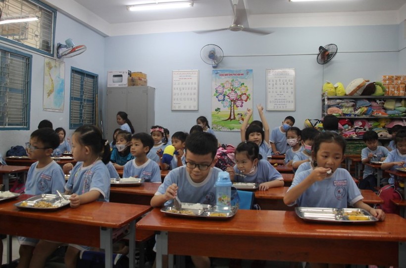 Bữa ăn bán trú của học sinh Trường Tiểu học Nguyễn Thị Minh Khai (quận Gò Vấp). Ảnh: Hồ Phúc.