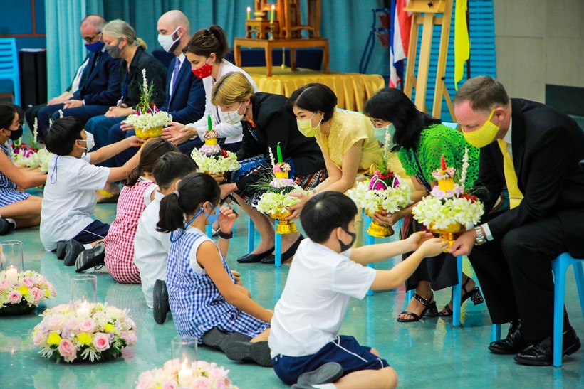 Học sinh Thái Lan bày tỏ lòng biết ơn thầy cô trong lễ 'Wai Kru'.