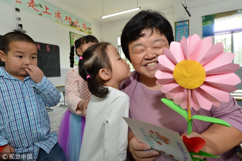 Trẻ em Trung Quốc trang trí thiệp, tặng hoa giáo viên.