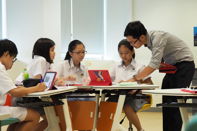 Giáo viên Singapore cùng học sinh trong giờ học.