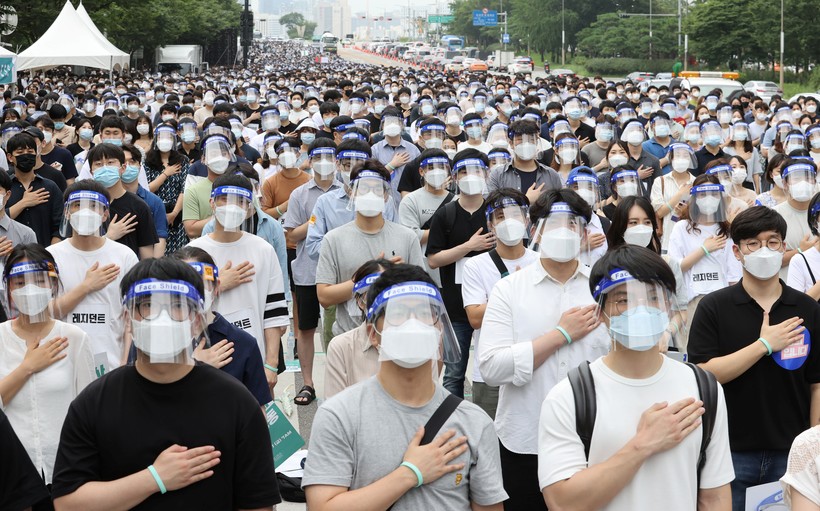 Y bác sĩ Hàn Quốc đình công phản đối tăng chỉ tiêu ngành y trong dịch Covid-19.