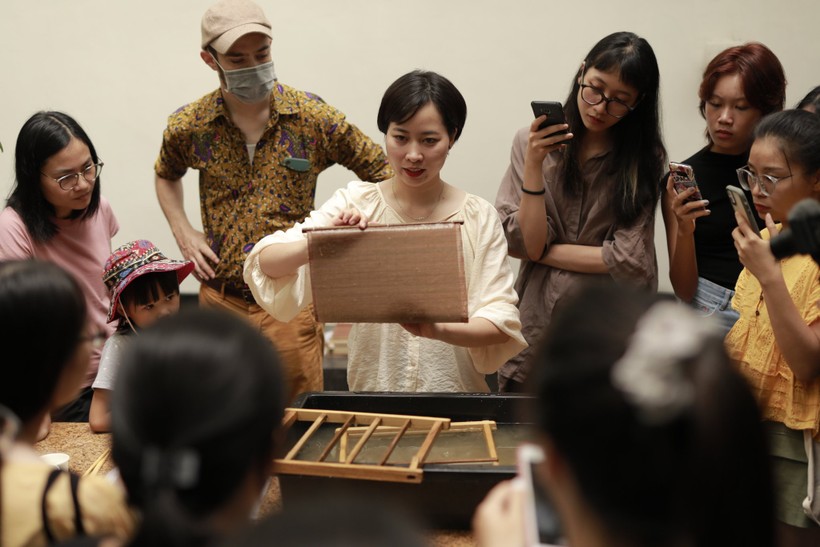Thợ trẻ Ngô Thu Huyền trình bày cách làm giấy dó thủ công.