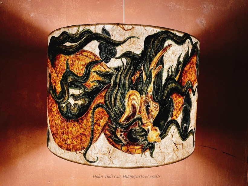 Rồng thời Lê sơ được Cúc Hương khắc họa trên chao đèn bằng chất liệu giấy dó.