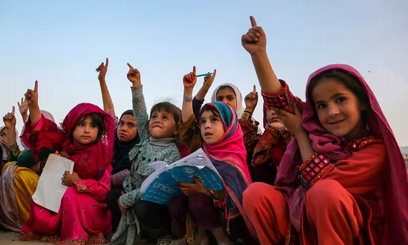 Dưới sự cai trị của Taliban, Afghanistan đã trở thành quốc gia duy nhất trên thế giới cấm các bé gái trên 11 tuổi đi học.
