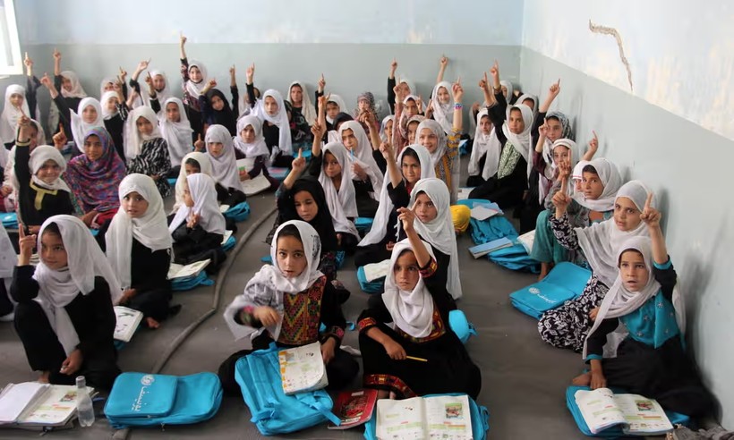Sau khi Taliban lên nắm quyền, giáo viên nữ được thay thế bằng nam giới.