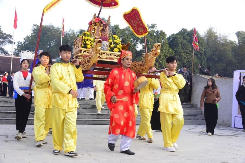 Thầy mo và người dân đang rước kiệu dâng hương trong Lễ hội Khai hạ.