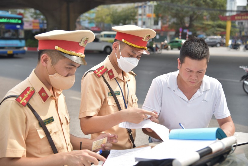 Lực lượng CSGT kiểm tra giấy tờ lái xe.