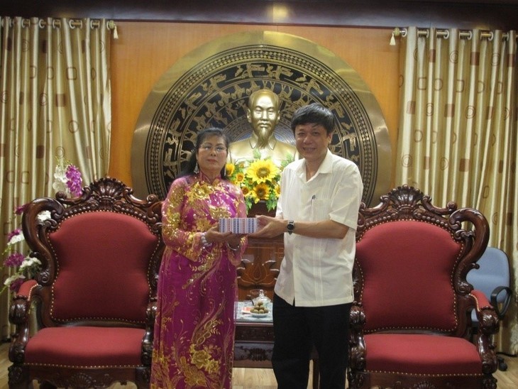 NSND Vũ Kim Dung trao tặng Đài Tiếng nói Việt Nam đĩa CD ngâm 'Truyện Kiều'. Ảnh: NVCC.