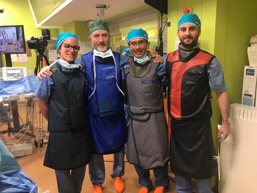 Bác sĩ Đỗ Nguyên Tín (thứ 2 từ phải sang) cùng bác sĩ tại Bệnh viện Đa khoa San Donato (Ý) vào tháng 5/2017, sau khi can thiệp thành công một ca bệnh tim bẩm sinh. Ảnh: NT