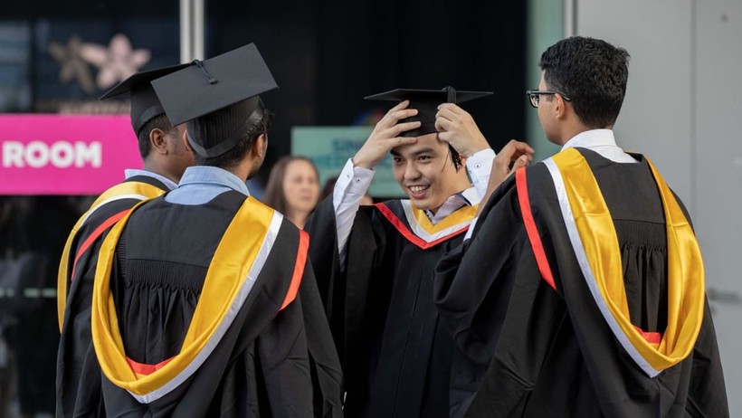 Sinh viên mới tốt nghiệp tại Singapore khó tìm việc làm hơn nhưng lương cao hơn.