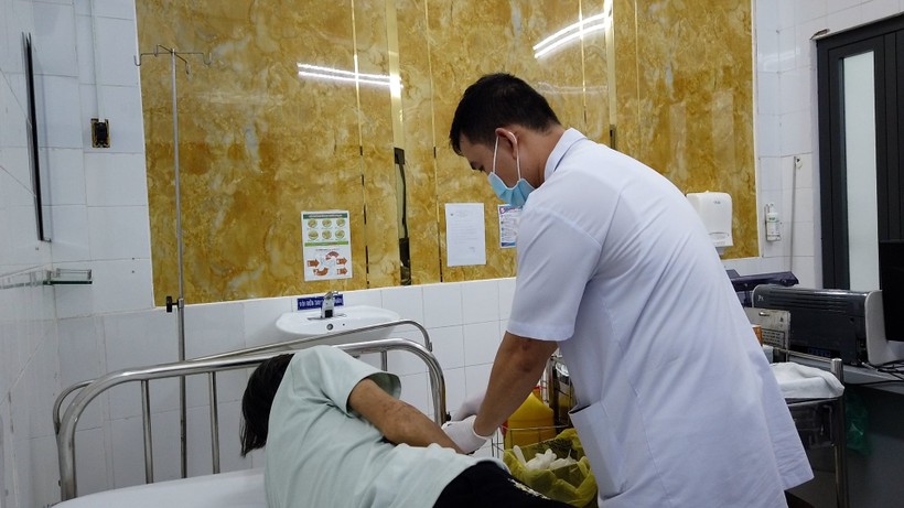 Một bệnh nhân nam được bác sĩ thăm khám tại Bệnh viện Da liễu TPHCM. Ảnh: N.L