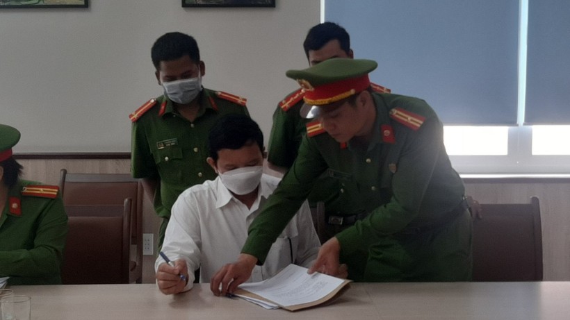 Cựu Giám đốc CDC Đắk Lắk Trịnh Quang Trí ký vào biên bản sau khi nghe các quyết định tố tụng. Ảnh: TT