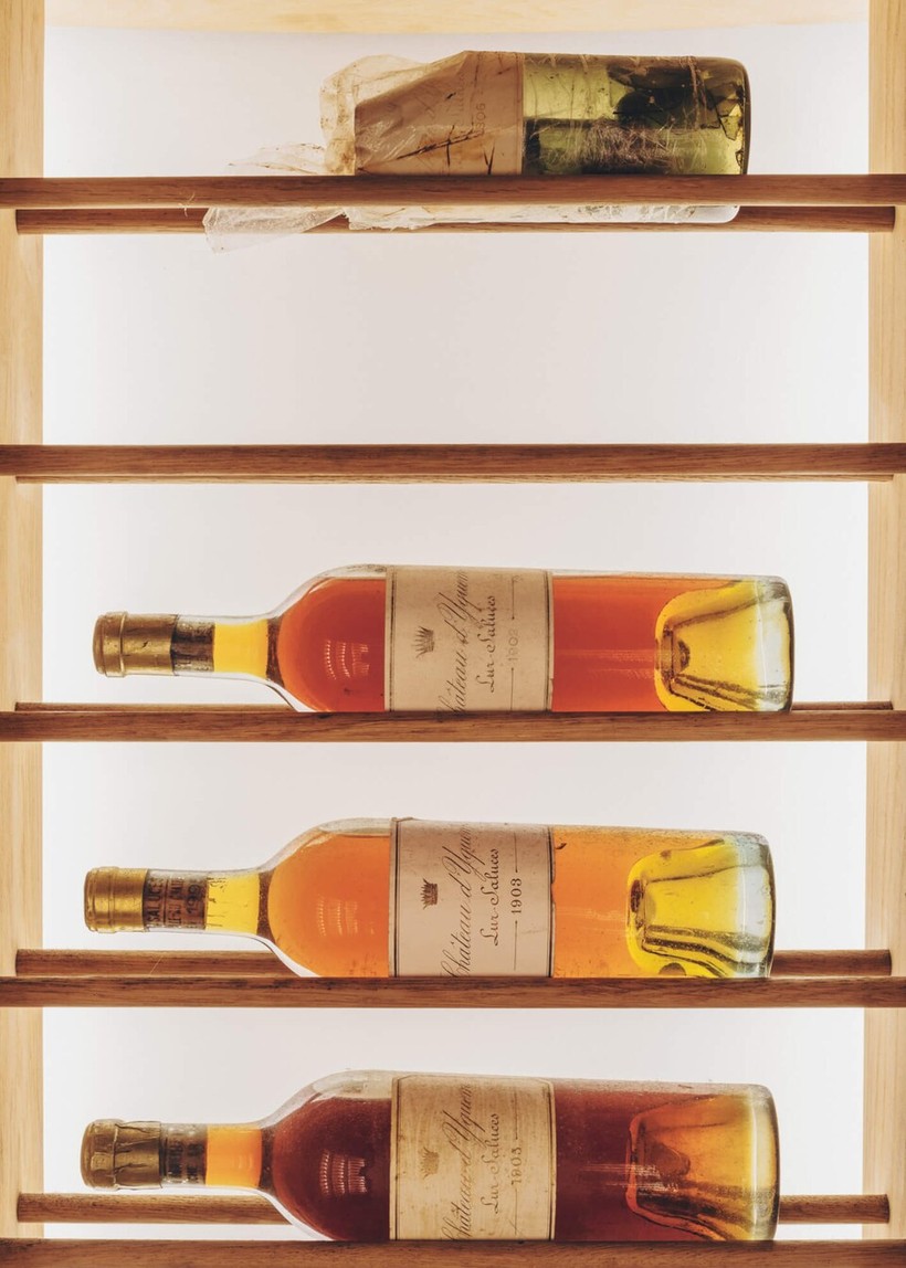 Chai rượu Yquem sản xuất từ năm 1863 biến mất, để lại khoảng trống trên giá đựng rượu.