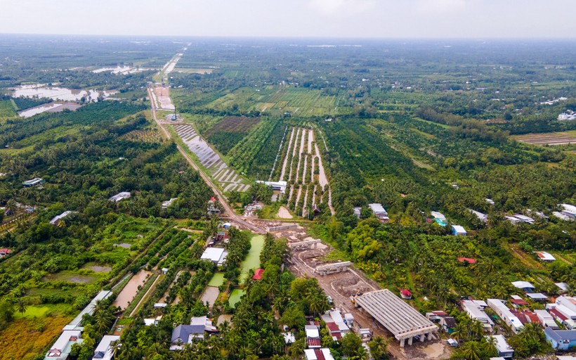 Tuyến cao tốc Cần Thơ - Cà Mau đoạn qua địa bàn tỉnh Hậu Giang đang được đẩy nhanh tiến độ.