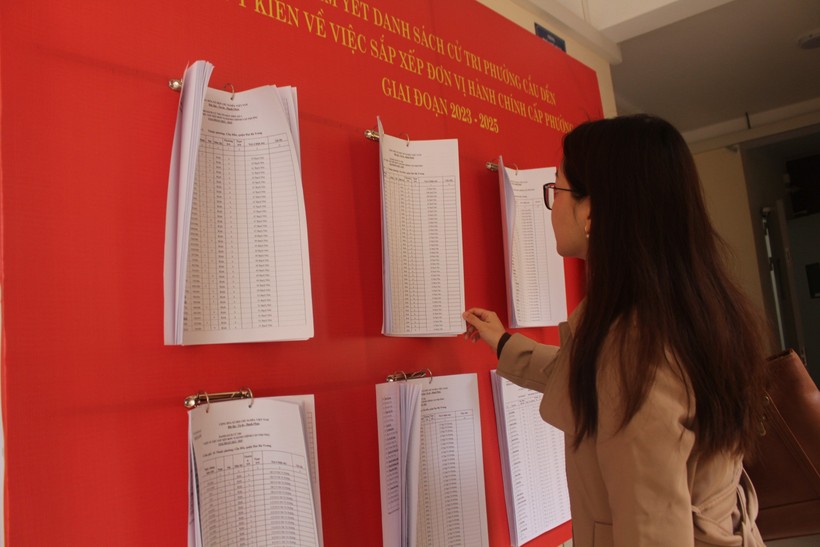 Cư dân phường Cầu Dền (Hà Nội) xem thông báo niêm yết danh sách cử tri, lấy ý kiến việc sắp xếp đơn vị hành chính cấp phường.