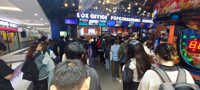 Khán giả trẻ xếp hàng chờ mua vé xem phim 'Đào, phở và piano' ở Beta Cenima Mỹ Đình (Hà Nội). Ảnh: Bình Thanh.