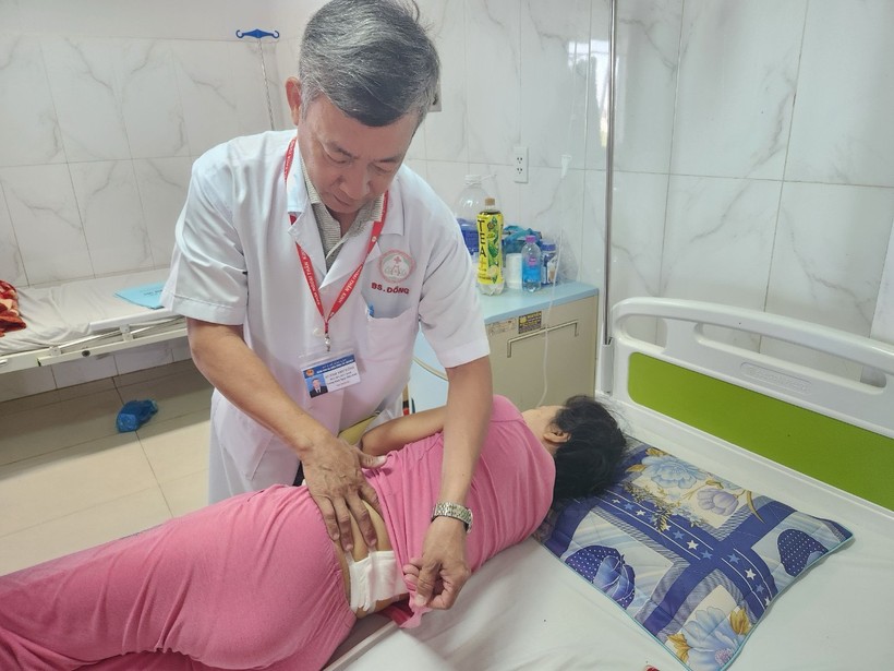 Bác sĩ Huỳnh Như Đồng thăm khám cho một bệnh nhân bị thương tích do hái hồ tiêu. Ảnh: TT